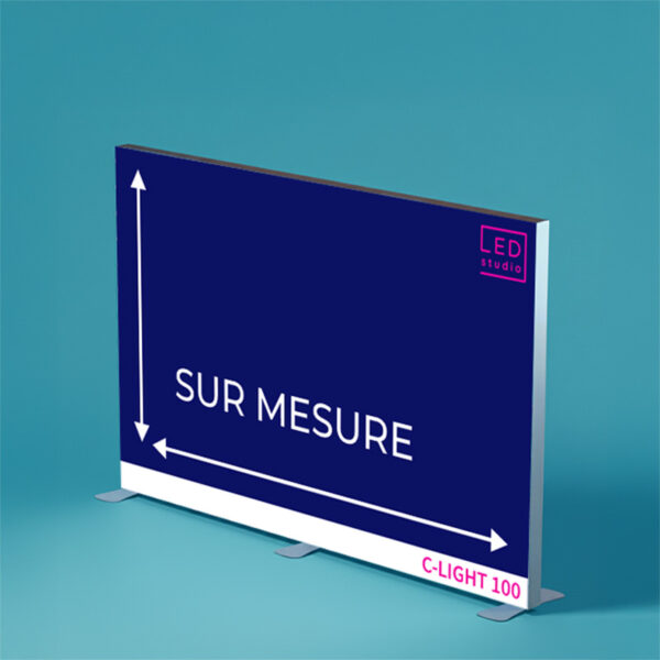 Cadre lumineux autoportant C-LIGHT posé sur ses pieds, visuel portant la mention « sur mesure » et deux flèches de dimensions