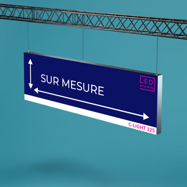 Cadre lumineux C-LIGHT suspendu par des câbles à une structure, visuel portant la mention « sur mesure » et deux flèches de dimensions