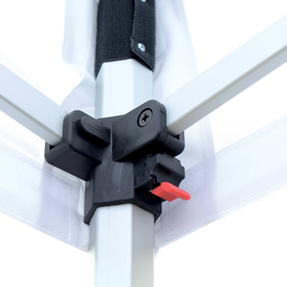 Angle de la tente vu de dessous : une jonction noire relie le pied et deux traverses en aluminium