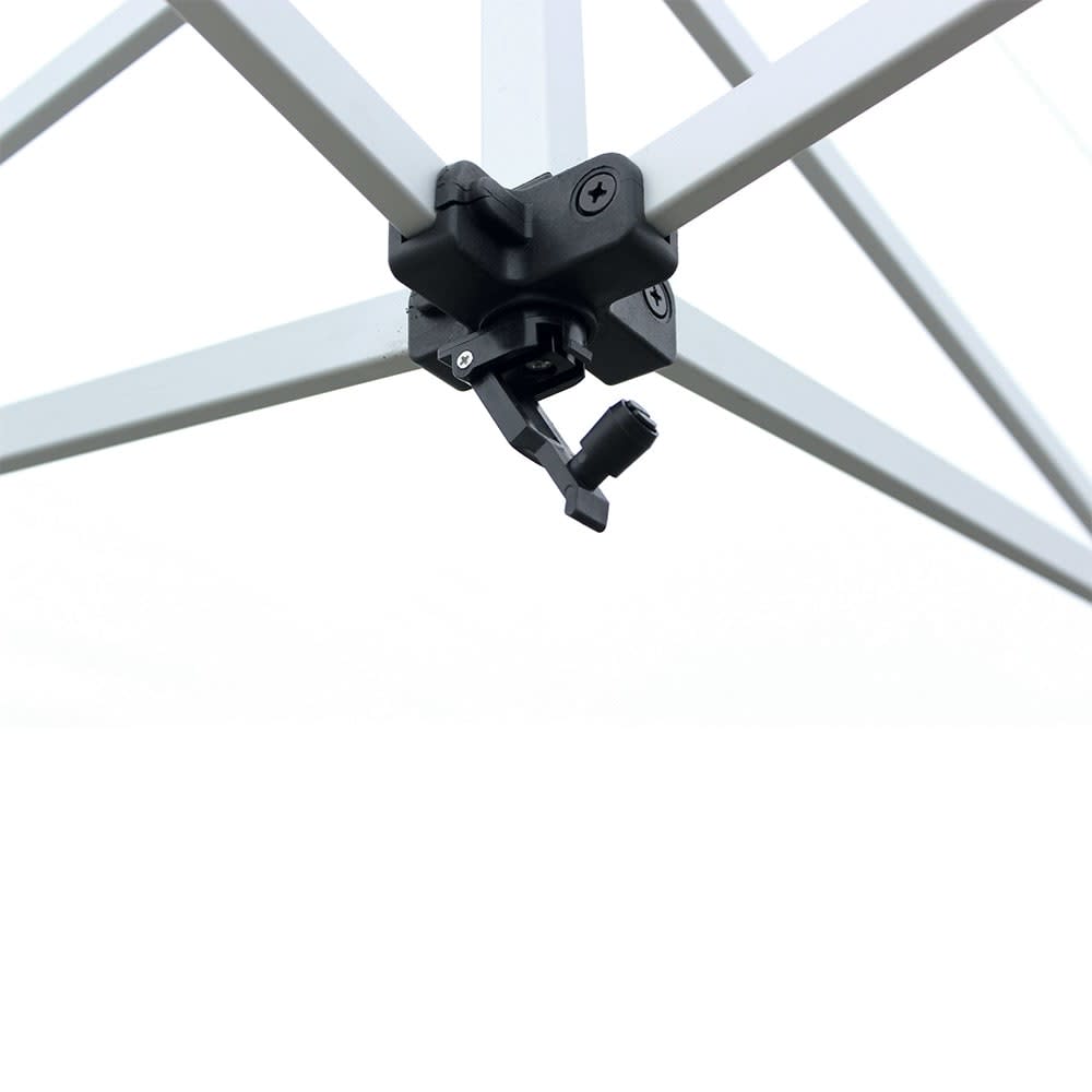 Vue de dessous de l’armature : quatre traverses en aluminium réunies par une jonction noire à levier