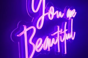 Néon Flex « You are Beautiful » en rose sur fond bleu