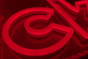 Gros plan sur un tube de néon Flex rouge à l’atelier