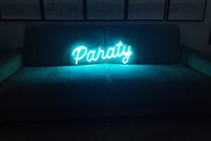 Néon Flex « Paraty » en turquoise, au-dessus d’un canapé