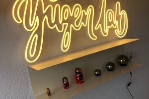 Néon Flex « Yugen lab » en jaune, sur une étagère